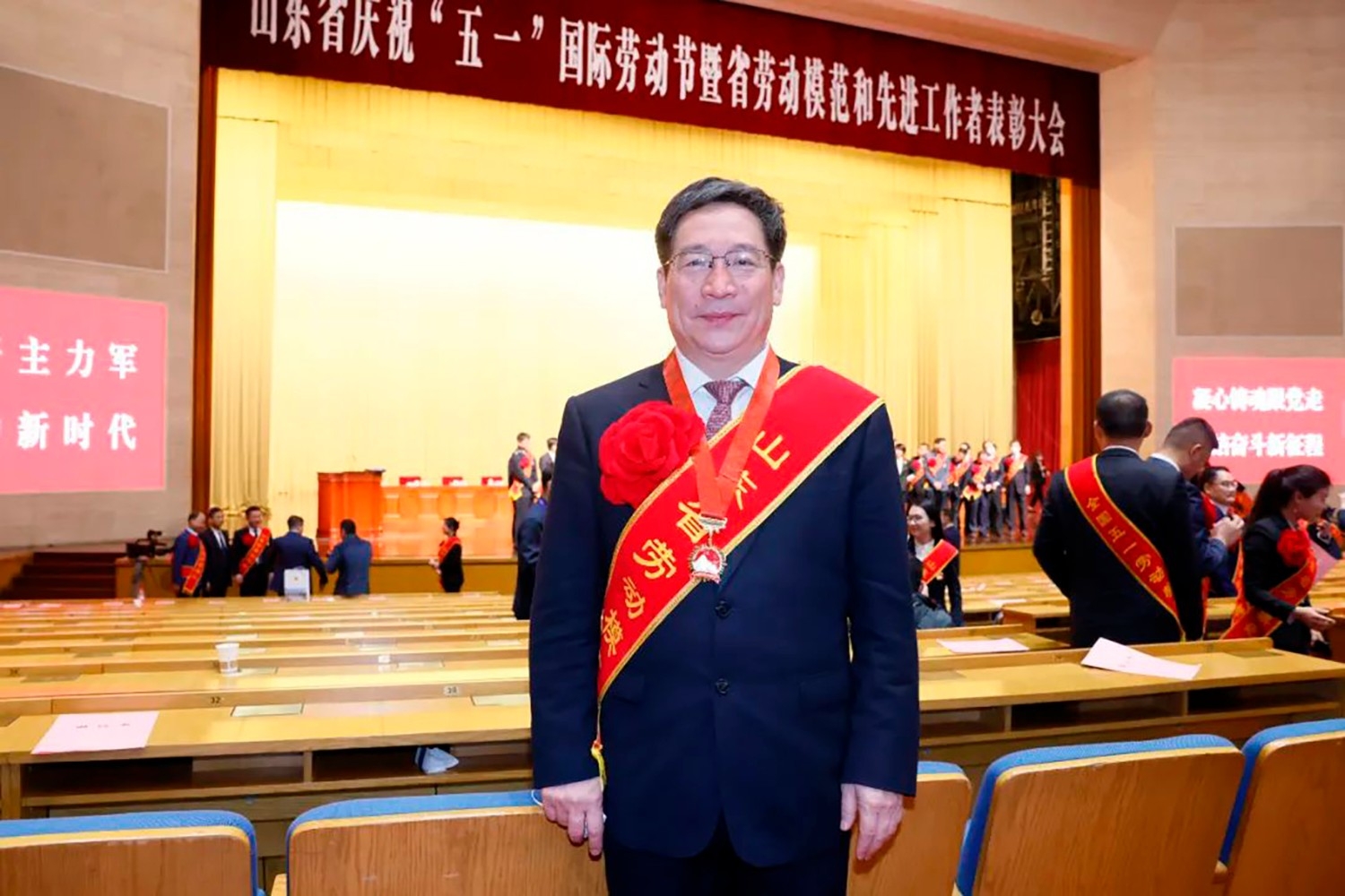 喜報(bào)！李永勝董事長(zhǎng)被授予“山東省勞動(dòng)模范”稱號(hào) 受省委、省政府表彰 (5)